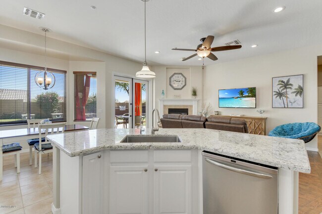 Building Photo - 10601 E Meadowhill Dr