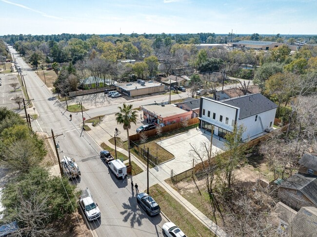 Building Photo - 704 S 1st St