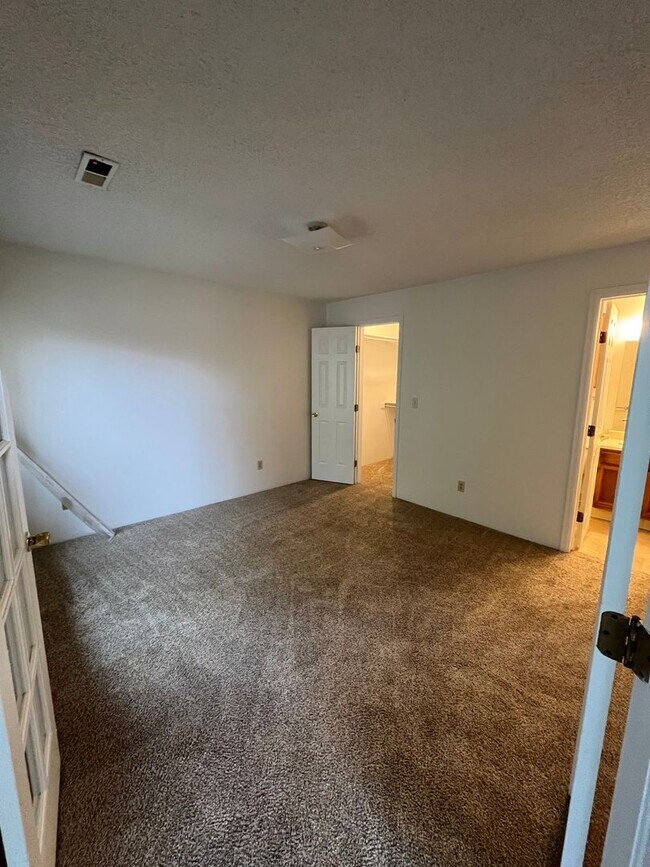 Building Photo - 1 bed 1 bath condo at Powderhorn