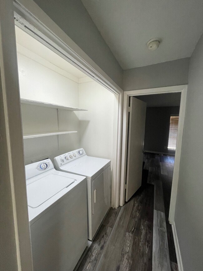 Building Photo - 1917 Pine Tree Dr