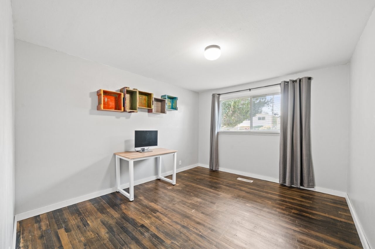 Building Photo - 1024 1st St