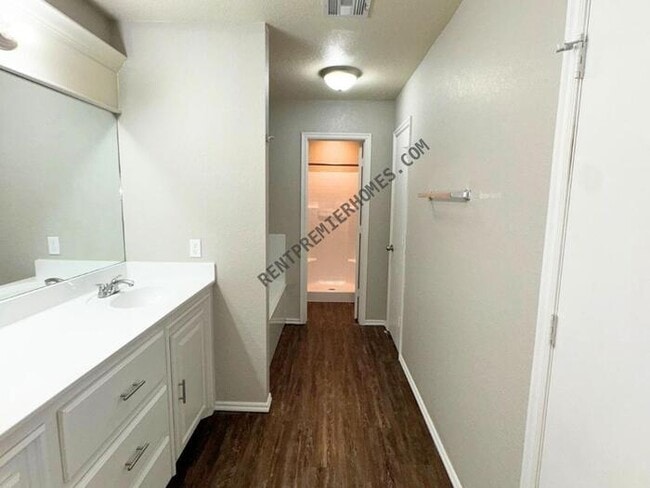 Building Photo - 241 W Pines Way