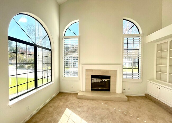 Building Photo - Prestigious Elkhorn Estates Home