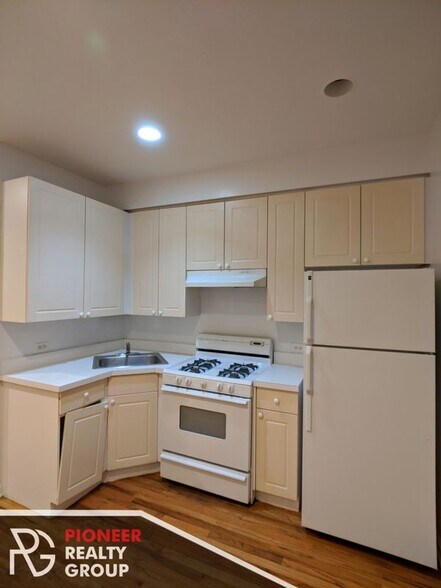 Building Photo - 917 W Dakin St