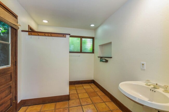 Building Photo - 4420 Kahili Makai St