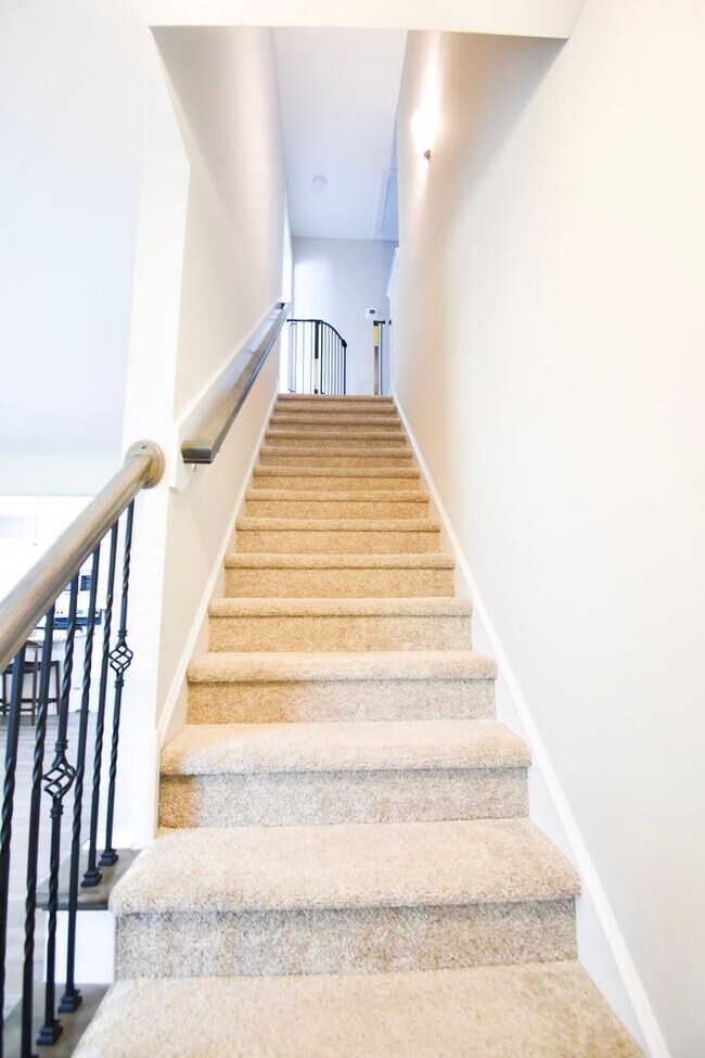 Building Photo - 4 Bedroom 3.5 Bath, No Pets