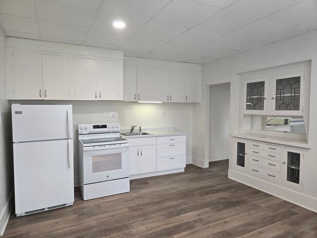 Building Photo - Arlington Pl. Triplex - EBB001