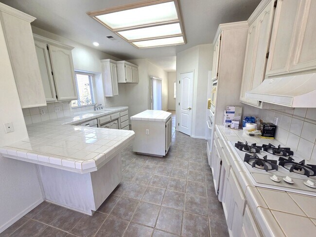 Building Photo - Beautiful 4 Bedroom 2 Bath Home