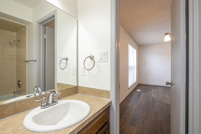 Building Photo - 3 Bed | 2 Bath Duplex in Central Tulsa!