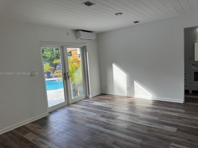 Building Photo - 985 NE 115th St