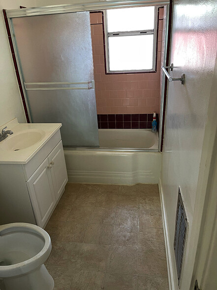 bathroom - 2576 N Buena Vista St