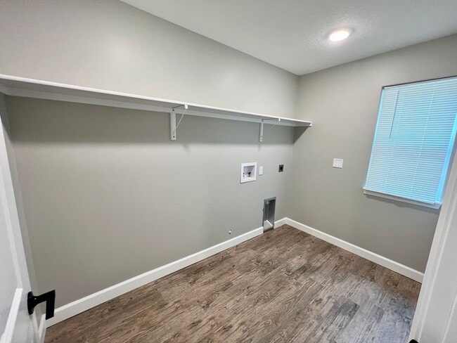 Building Photo - Newly Built 4 Bed/4.5 Bath in Central MHK