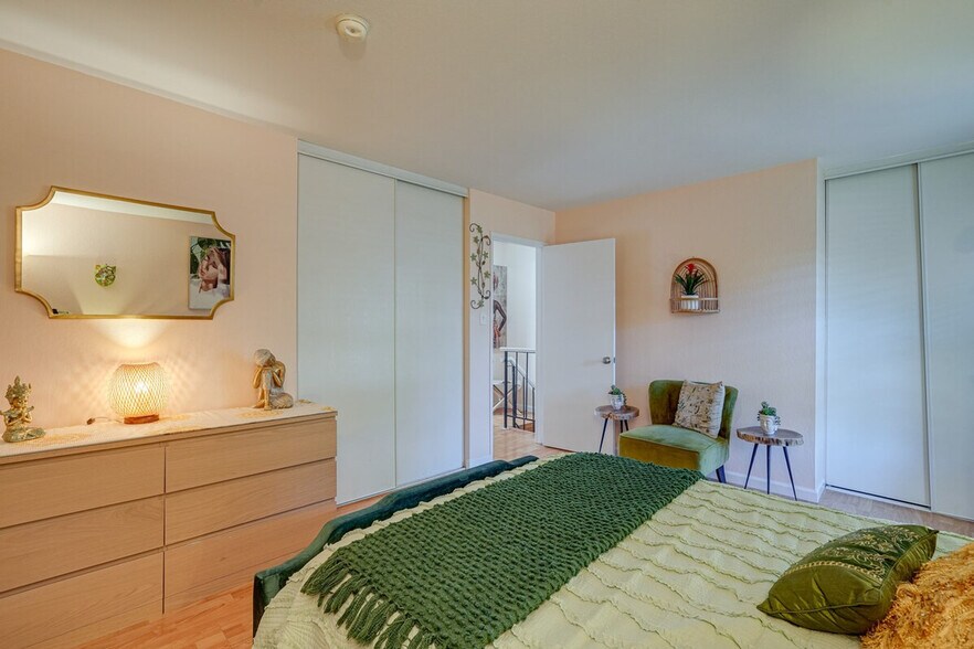 Building Photo - 5474 Roundtree Pl