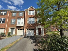 Building Photo - Gorgeous 3 Bed Bed 2/2 Bath End-Unit Townh...