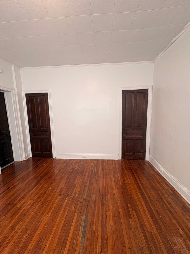 Building Photo - 1st Floor, 1-2 Bedroom Apartment with Yard in York City SD