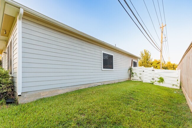 Building Photo - 1703 Nichole Woods Dr