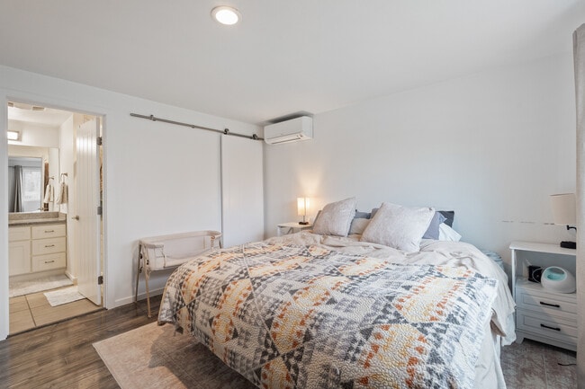 Building Photo - 4817 N Vassault Dr