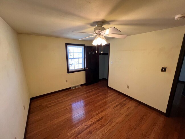 Building Photo - 33 Meadowbrook Dr