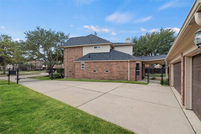 Building Photo - 26606 Wildwood Ct