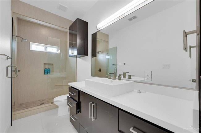 Building Photo - 18 Redbud Ave W