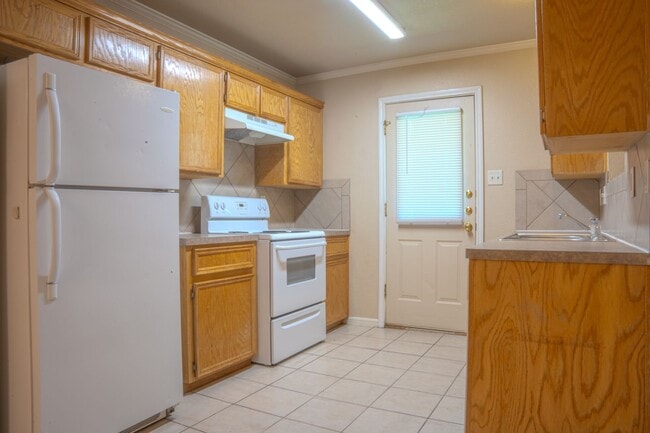 Building Photo - PRICE IMPROVEMENT NOW ONLY $1295!!!!!!