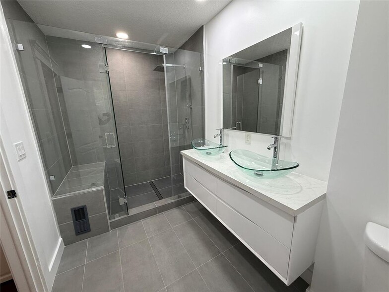 Building Photo - 5025 SW 64th Ave
