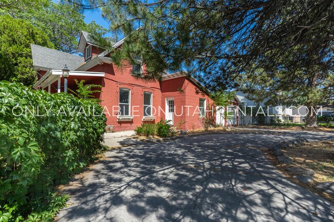 Building Photo - 10470 S Columbine Cir