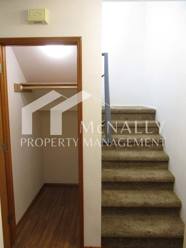 Building Photo - Charming 2 Bedroom 2 Bath Duplex