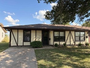 Building Photo - 2148-2150 Forest Dr.