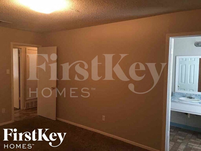 Building Photo - 5749 Jardin Pl