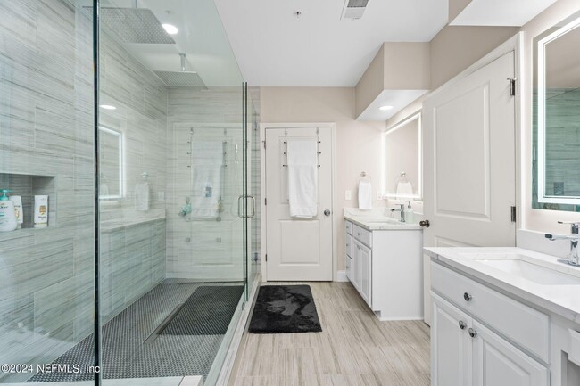 Building Photo - 400 E Bay St