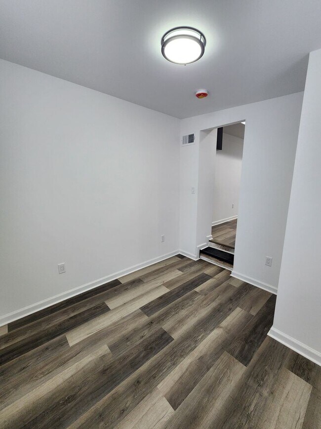 Building Photo - 5012 W Stiles St