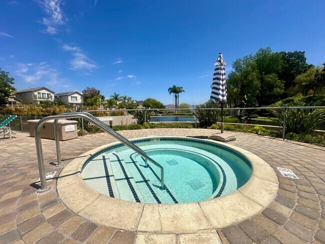 Building Photo - Spacious 2BD Condo with a garage!
