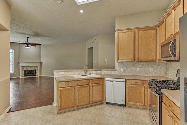 Building Photo - 27 E Russet Grove Cir