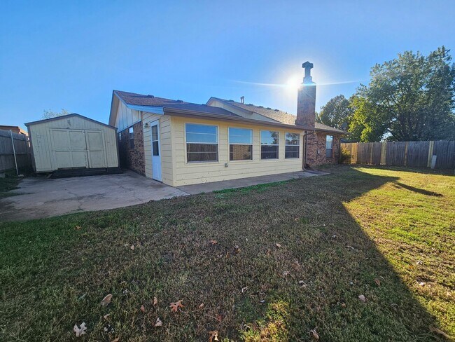 Building Photo - (3)Bed/(2) Bath with Shelter Avail NOW! Pe...