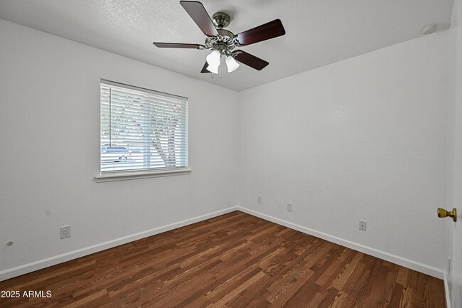 Building Photo - 1503 E Florian Ave