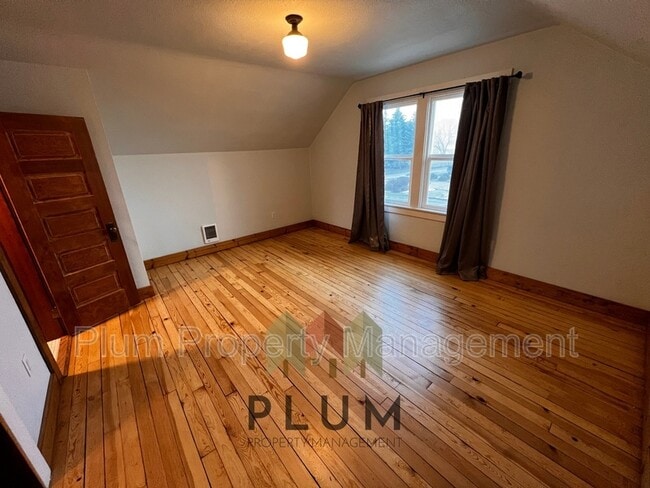 Building Photo - 208 Cedar St