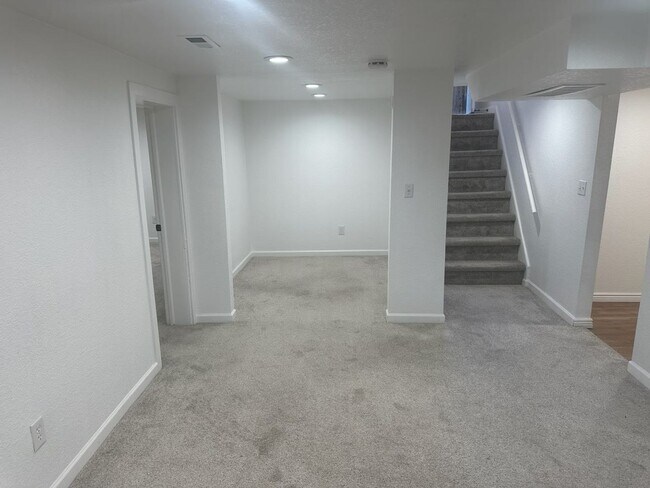 Building Photo - Wonderful updated basement apartment - Available 4/10/26