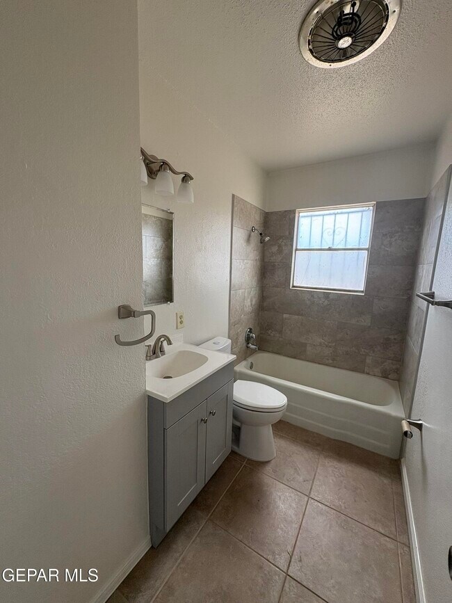 Building Photo - 4900 Debeers Dr