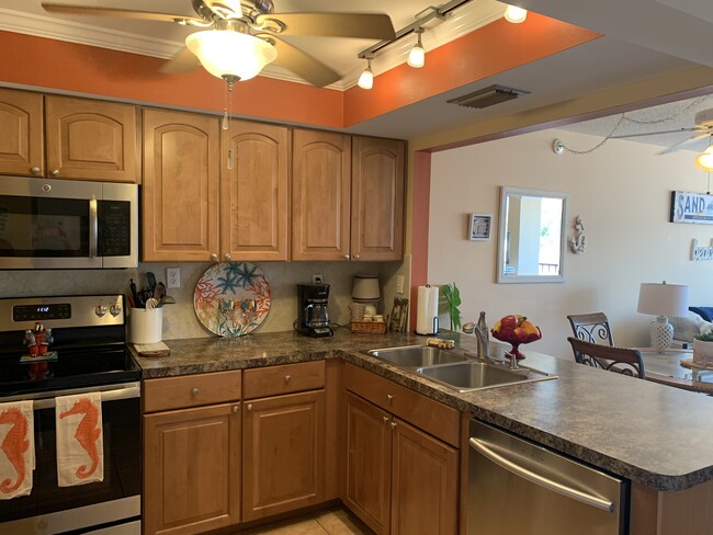 Ceiling fans in kitchen and dining area - 6219 Palma Del Mar Blvd S