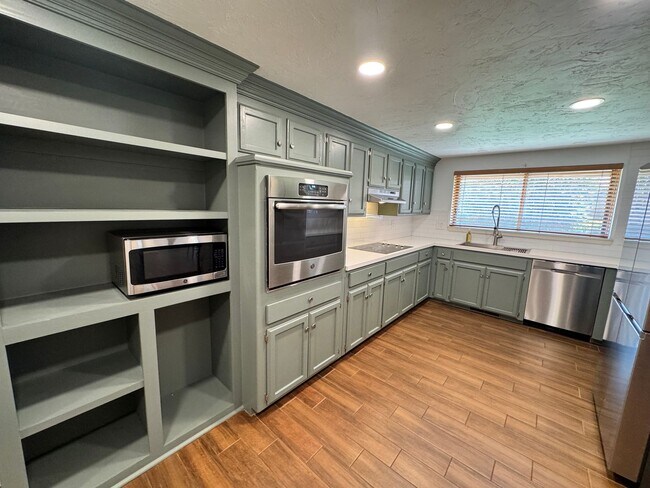 Building Photo - Charming and spacious with thoughtful updates! This 3 bed 2 bath feels new and trendy, schedule y...