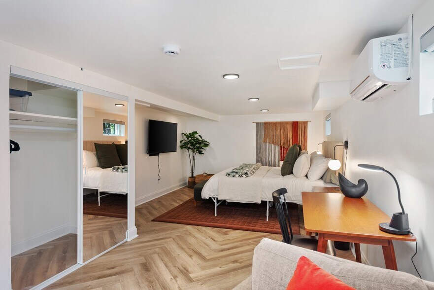 Building Photo - 2314 NE Flanders St