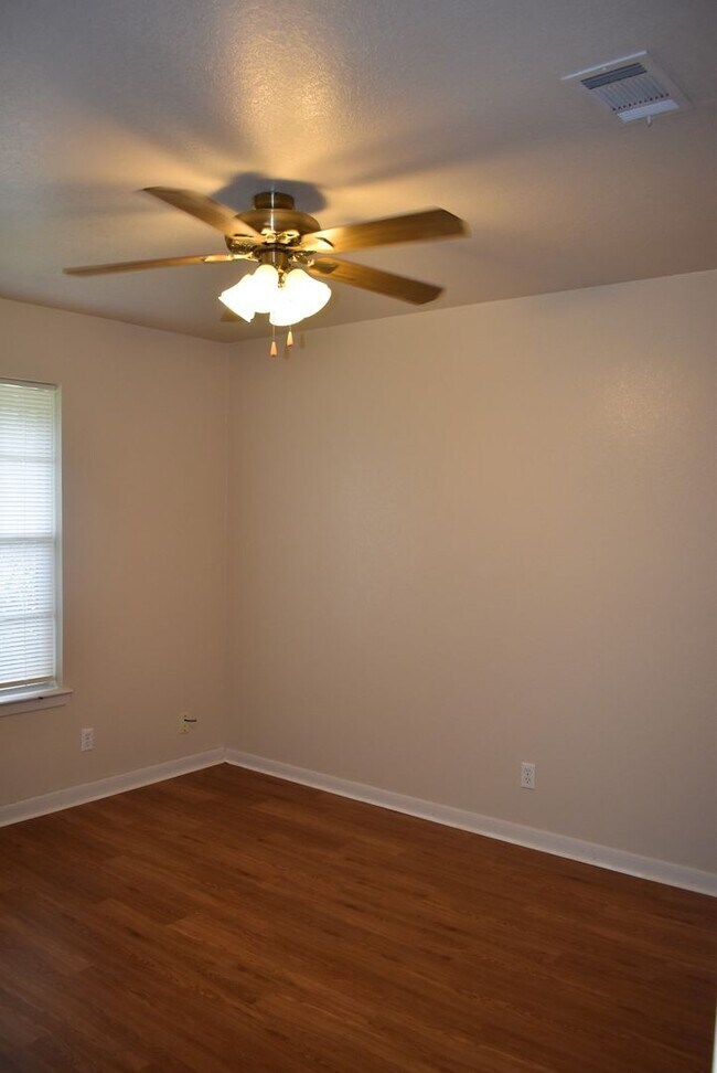 Building Photo - 837 Lakeview Dr