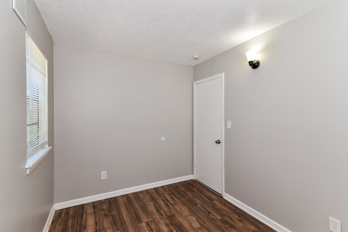 Building Photo - 6 Castle Ct