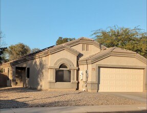 Building Photo - Charming 3 bedroom w/ Den home, ready for immediate move-in!
