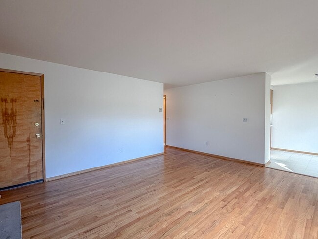 Building Photo - 3221340