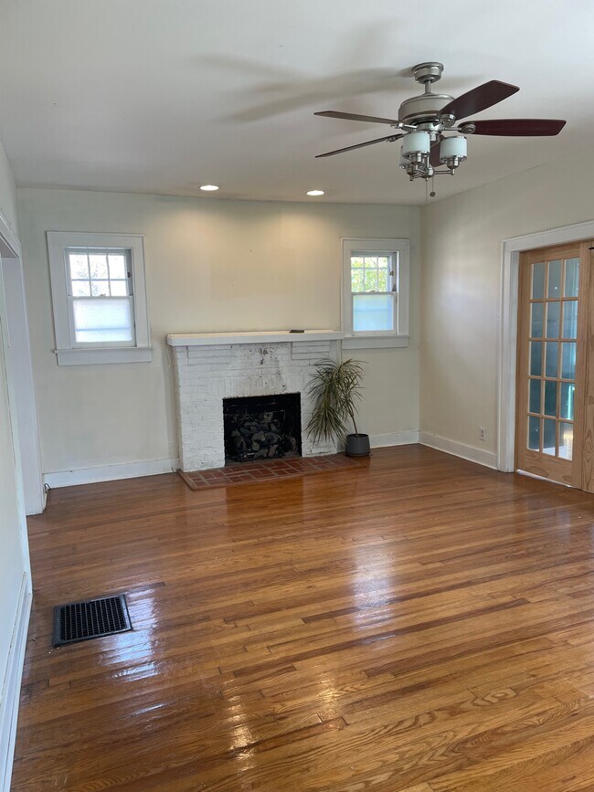 Building Photo - 1947 Emoriland Blvd