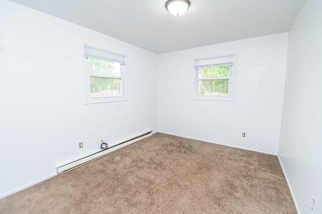 Building Photo - 2 bed 1 bath duplex in Portage