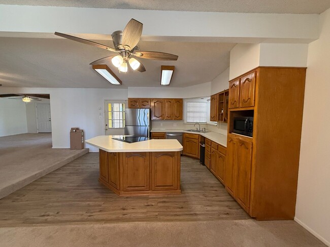 Building Photo - Spacious 4 bedroom, 2 bath home AVAILABLE NOW!