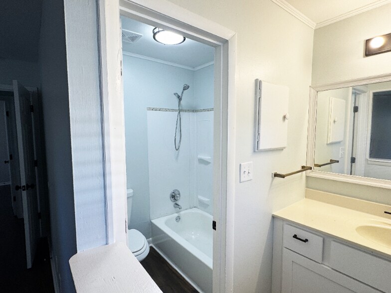 Building Photo - 599 Moriston Rd